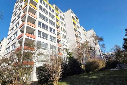 3-Zimmer-Wohnung + zwei Loggien! Renoviert, separate Küche, Wannenbad, neuer Boden, Aufzug