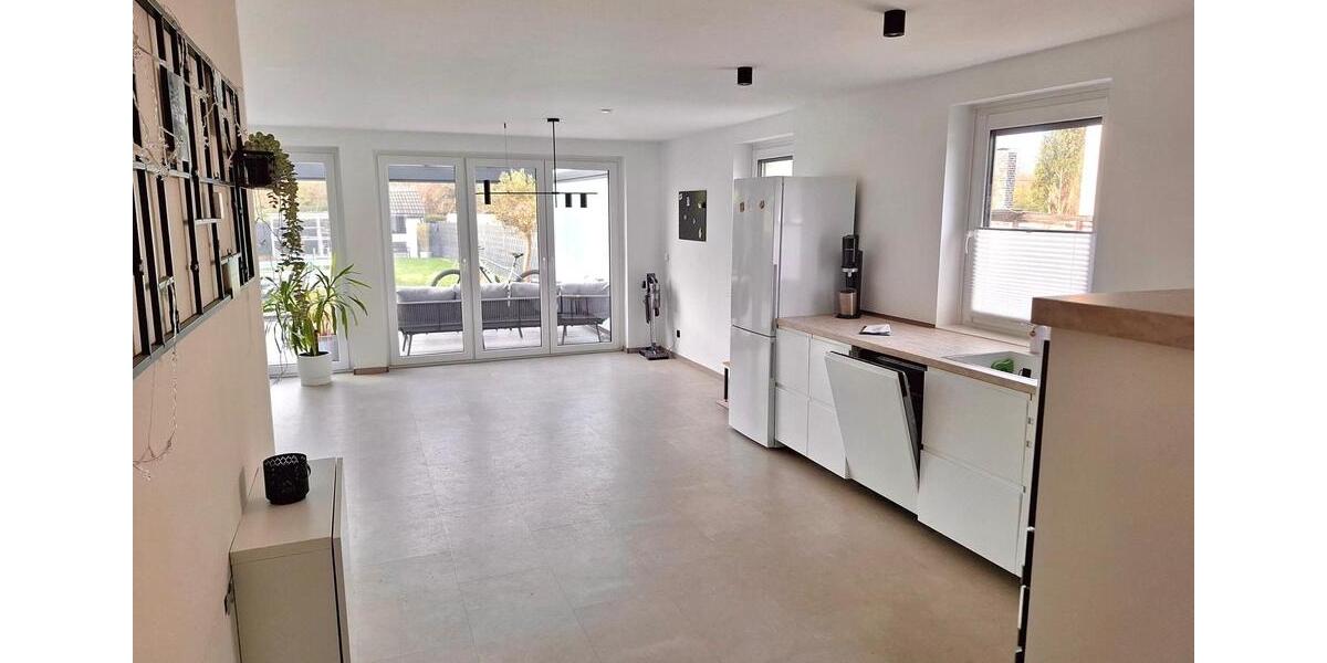 Doppelhaushälfte mit Wintergarten, Garten, Terrasse und Parkplatz 3.5 zimmer