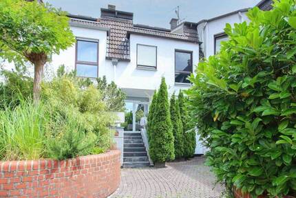 Leben in der Innenstadt: Gepflegtes Reihenmittelhaus samt Dachterrasse und TG-Stellplatz 5 zimmer