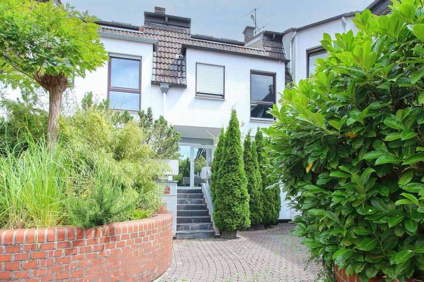 Leben in der Innenstadt: Gepflegtes Reihenmittelhaus samt Dachterrasse und TG-Stellplatz 5 zimmer