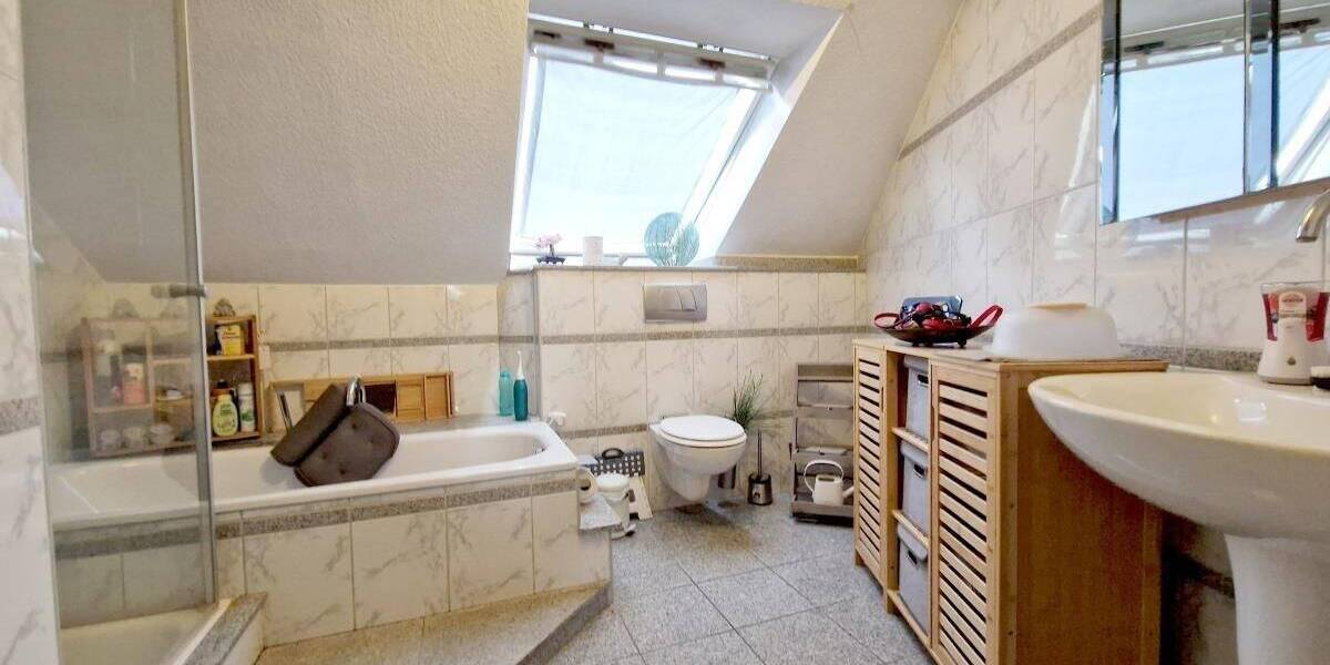 Solide vermietete moderne Wohnung mit Dachterrasse und Garage. 3 zimmer