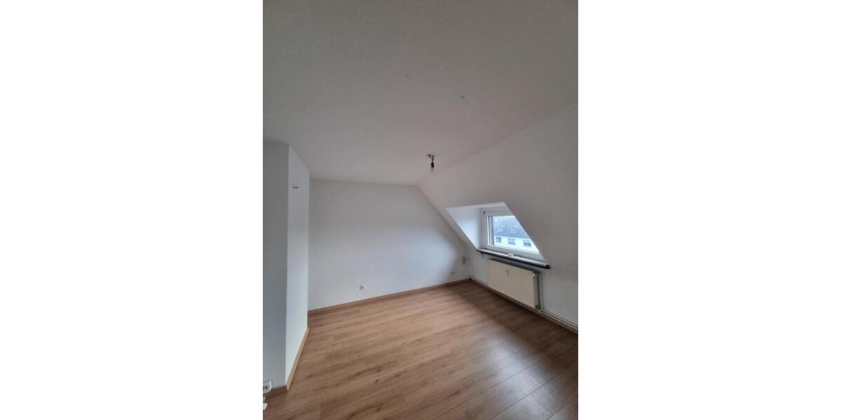 Dachgeschoßwohnung Duisburg Mittelmeiderich - 3 Zimmer, 56 m&sup2;, 450&euro; | Angebot:23912672