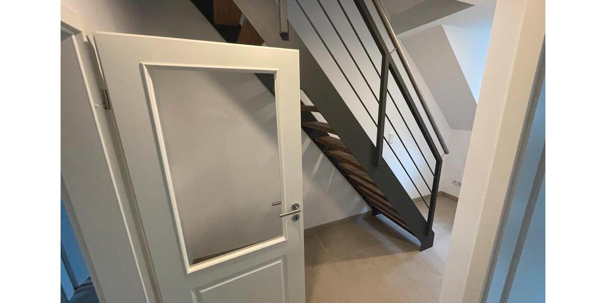 RE: kernsanierte Wohnung ca 85 qm + Dachterrasse 3 zimmer