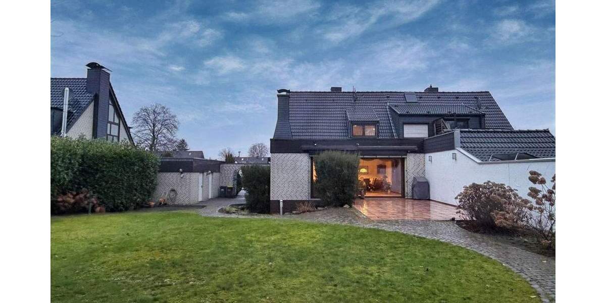 Doppelhaushälfte mit großzügigem Grundstück, Kamin und Doppelgarage 4 zimmer