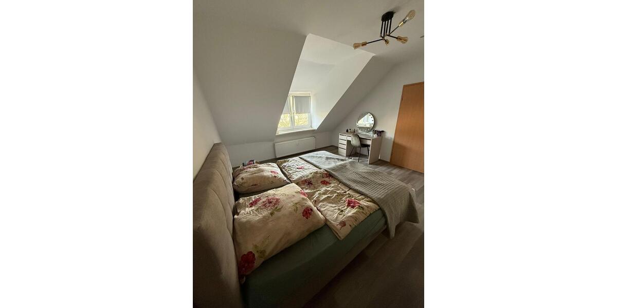 großzügige DG-Wohnung: 3 Zimmer plus Wohnküche, modernes Bad 3 zimmer