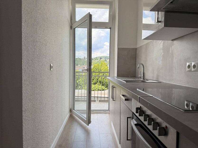 Modern sanierte 1,5-Zimmer-Wohnung mit Einbauküche und Balkon