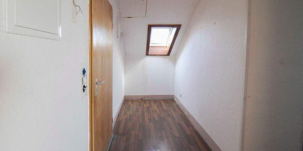 Erst anpacken, dann genießen: Gestaltbare Dachgeschosswohnung in Sackgassenlage 2 zimmer