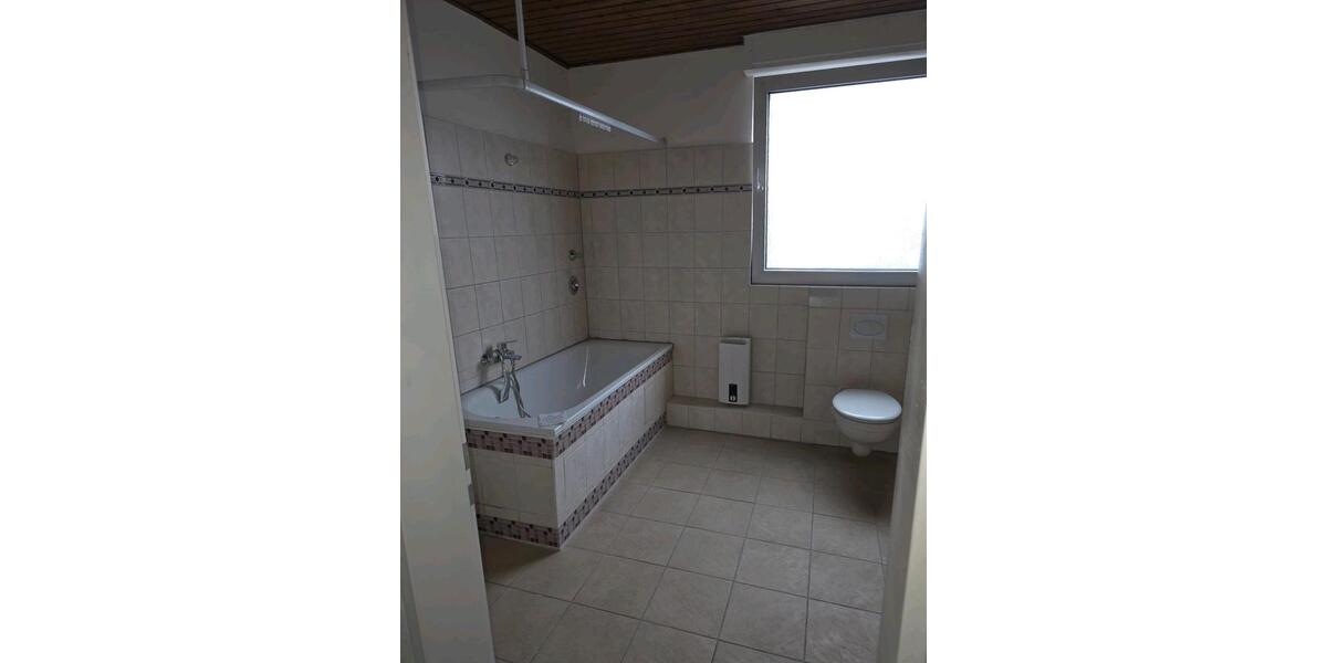 Dachgeschoßwohnung Dinslaken Hiesfeld - 2.5 Zimmer, 73 m&sup2;, 600&euro; | Angebot:26396476