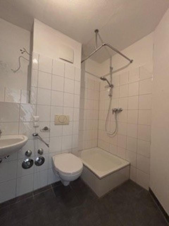 Bei VIVAWEST die Sonnenstrahlen auf dem eigenen Balkon genießen. zimmer