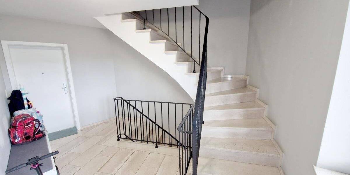 Solide vermietete moderne Wohnung mit Dachterrasse und Garage. 3 zimmer