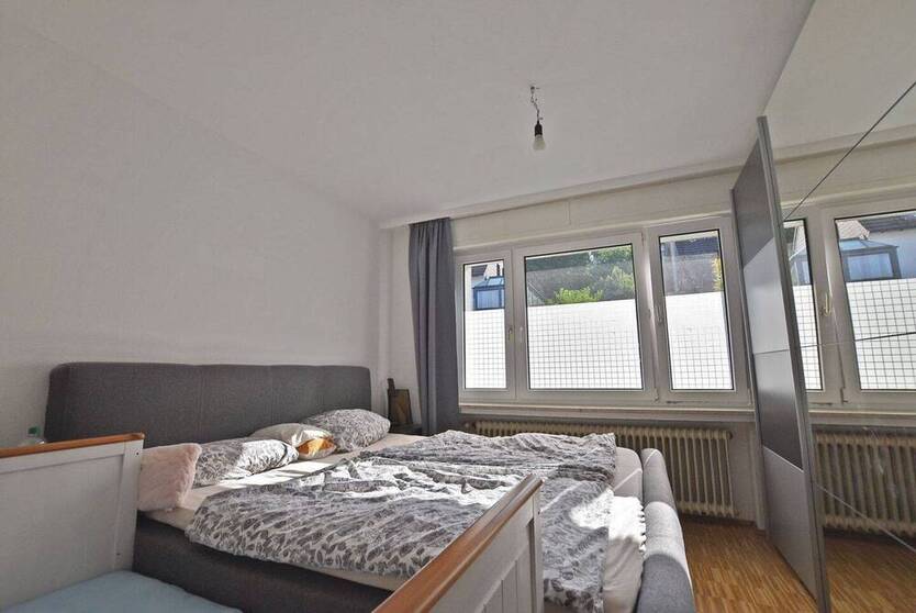 Helle 3,5-Zimmer-Wohnung mit großem Wintergarten und Privatgarten in ruhiger Lage