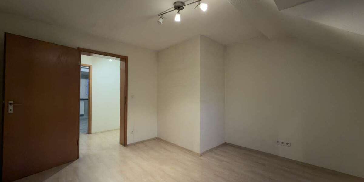 Gepflegte 3,5-Zimmer-Dachgeschosswohnung mit Einbauküche und Garage 3.5 zimmer