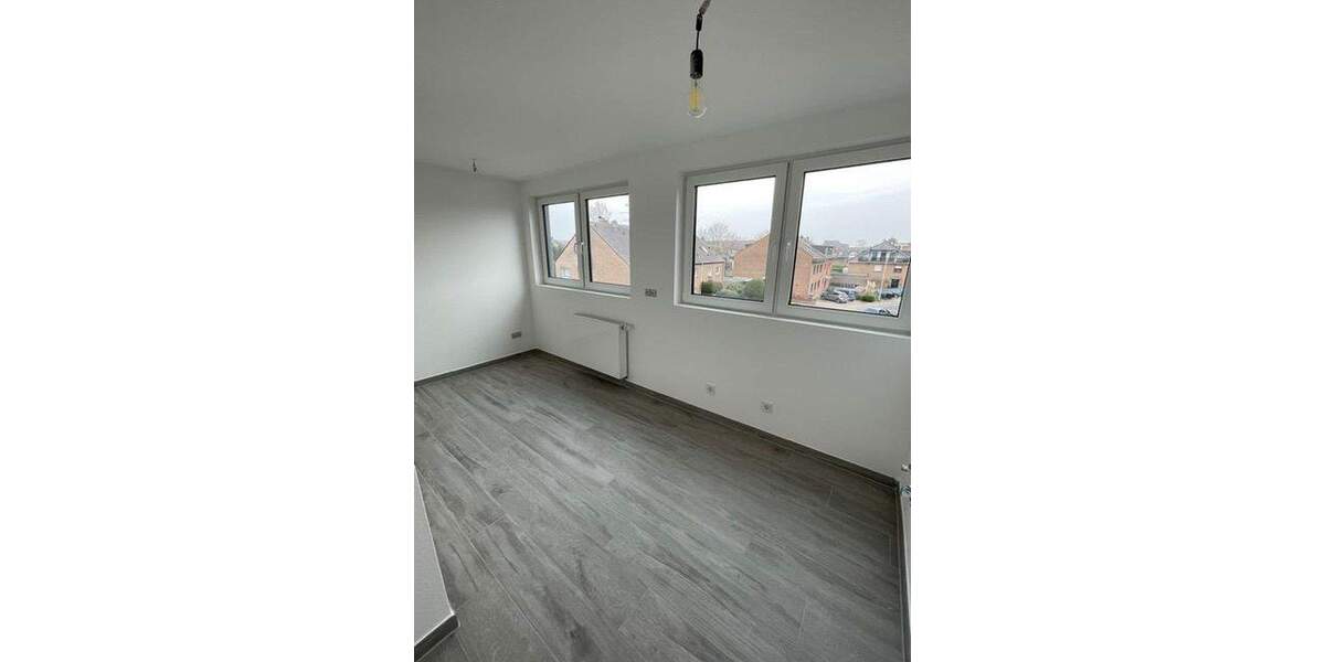 Erstbezug nach Komplettsanierung! Helle 3-Raum Dachgeschosswohnung mit Balkon in zentraler Lage 3 zimmer