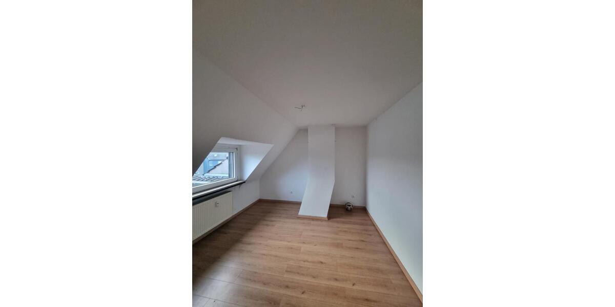 Dachgeschoßwohnung Duisburg Mittelmeiderich - 3 Zimmer, 56 m&sup2;, 450&euro; | Angebot:23912672