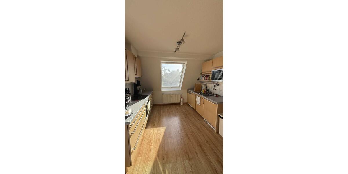 Dachgeschoßwohnung Duisburg Duisburg-Mitte - 4 Zimmer, 93 m&sup2;, 830&euro; | Angebot:26060436