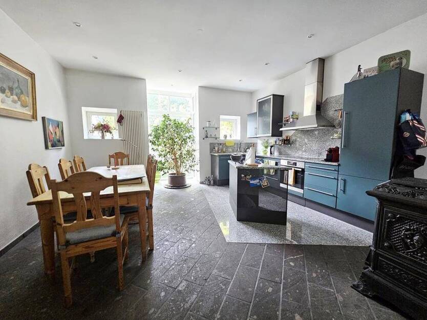 Moderne Architektur trifft auf charmante Baukunst – Häuserensemble aus 2 Einfamilienhäuser, EinliegerWohnung + Fabrikgebäude