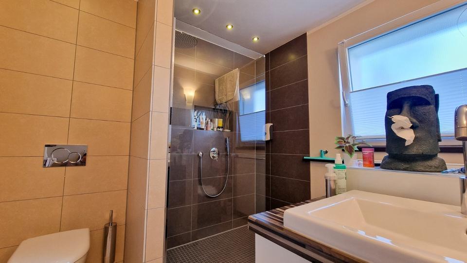 Helle Obergeschosswohnung mit zwei Balkonen in Hösel 2 zimmer