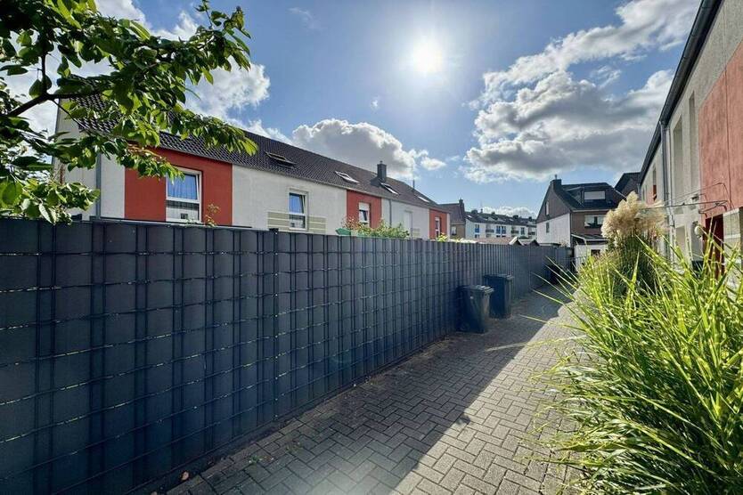 Modernes Reihenmittelhaus mit kleinem Garten und Einzelgarage in Ratingen - KfW 70 Effizienz!