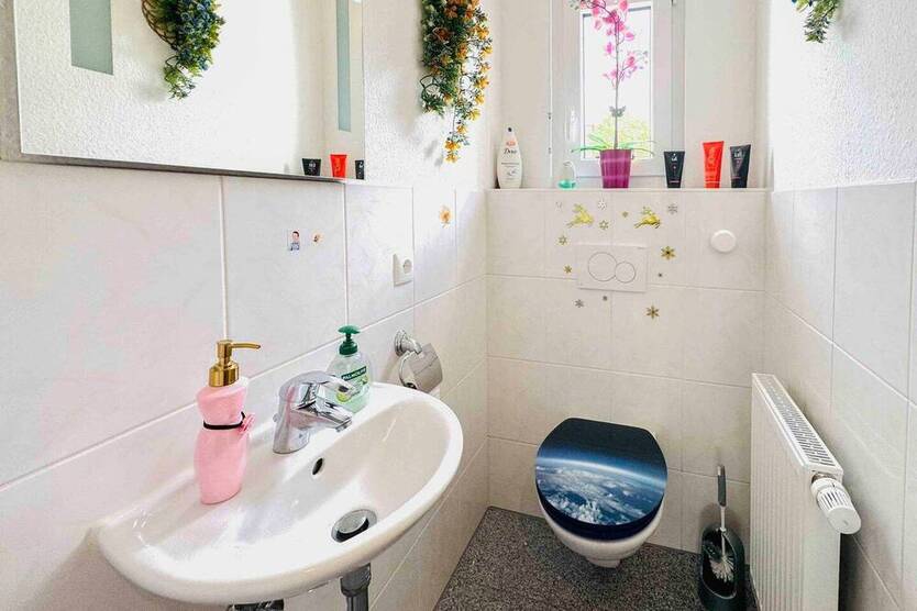 Modernes Reihenmittelhaus mit kleinem Garten und Einzelgarage in Ratingen - KfW 70 Effizienz!