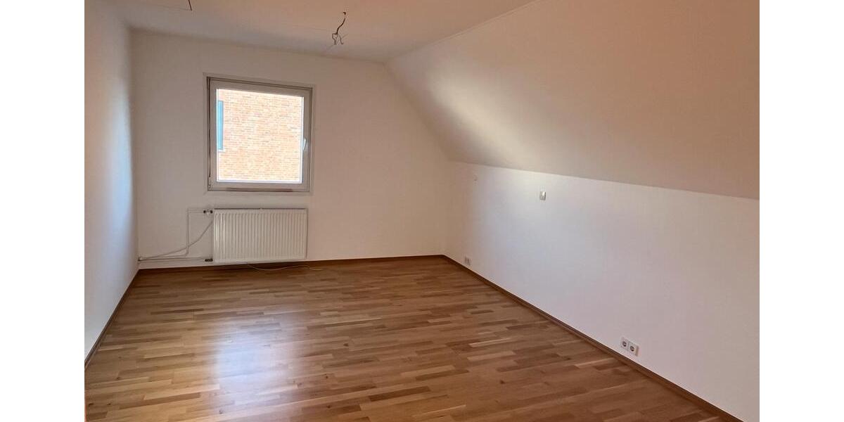 Schöne helle und gepflegte 3,5 Zi DG-Wohnung mit Balkon in Voerde 3.5 zimmer