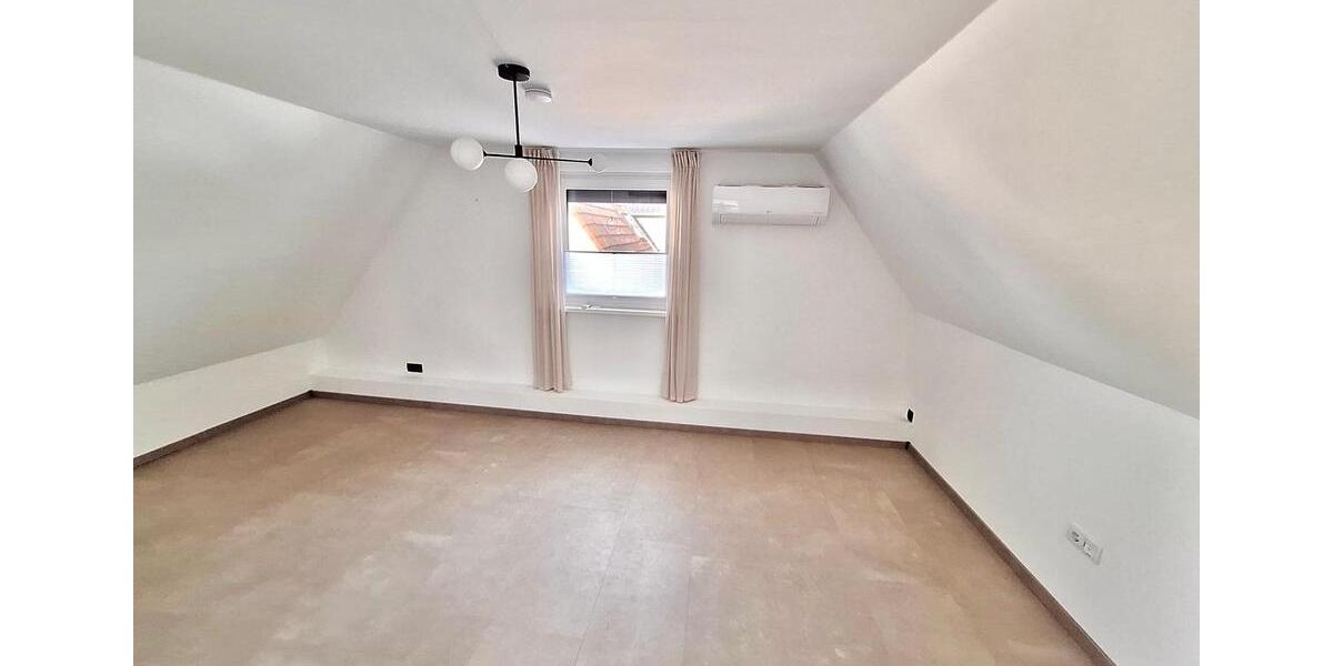 Doppelhaushälfte mit Wintergarten, Garten, Terrasse und Parkplatz 3.5 zimmer