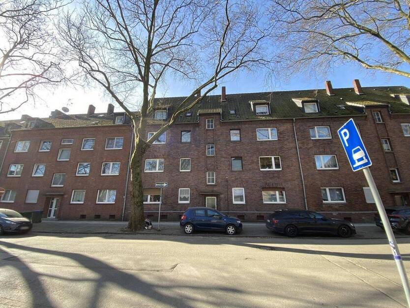 Gepflegtes Mehrfamilienhaus mit 8 Wohnungen und 6 Garagen