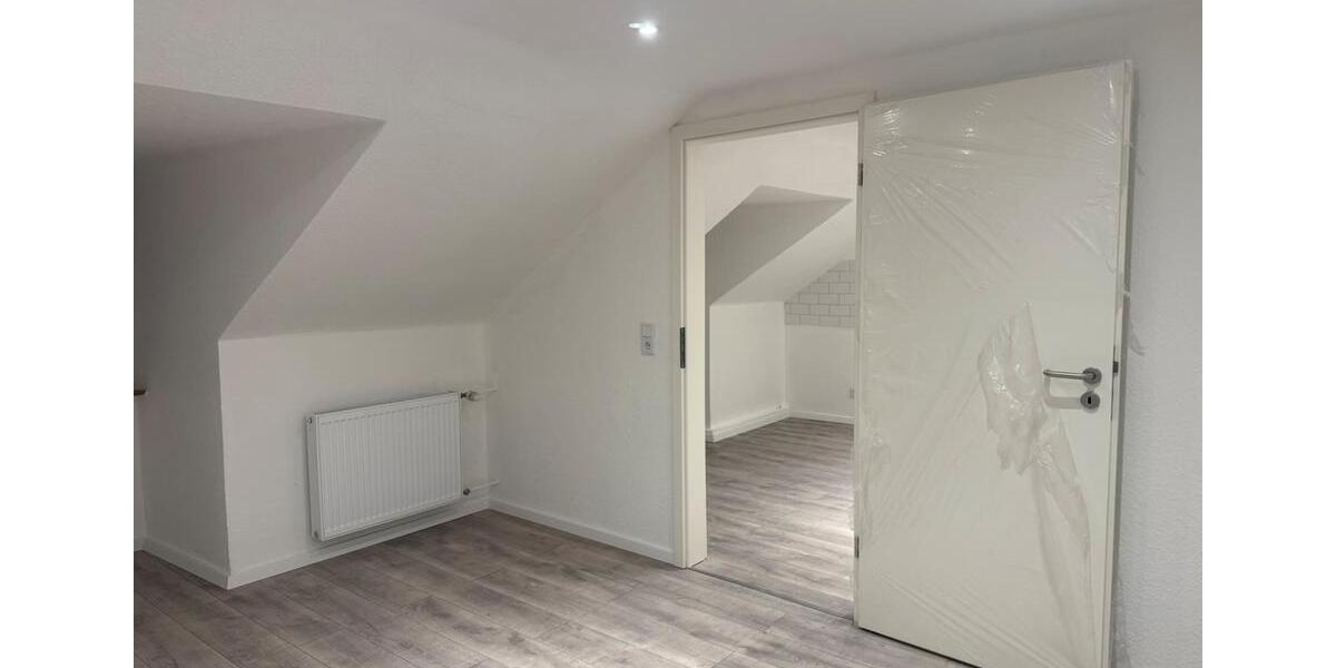 Dachgeschoßwohnung Duisburg Rheinhausen - 4.5 Zimmer, 90 m&sup2;, 900&euro; | Angebot:25142369