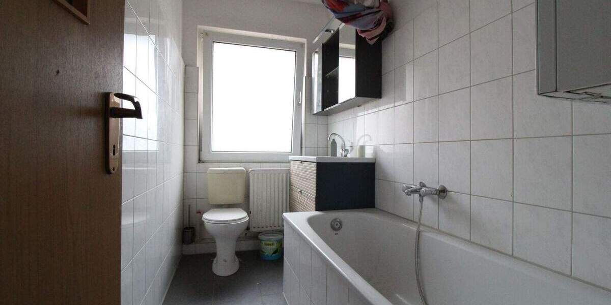 Paketangebot: Zwei Wohnungen mit Ausbaupotenzial DG, Balkon und Stellplatz in Duisburg-Obermeiderich 5 zimmer