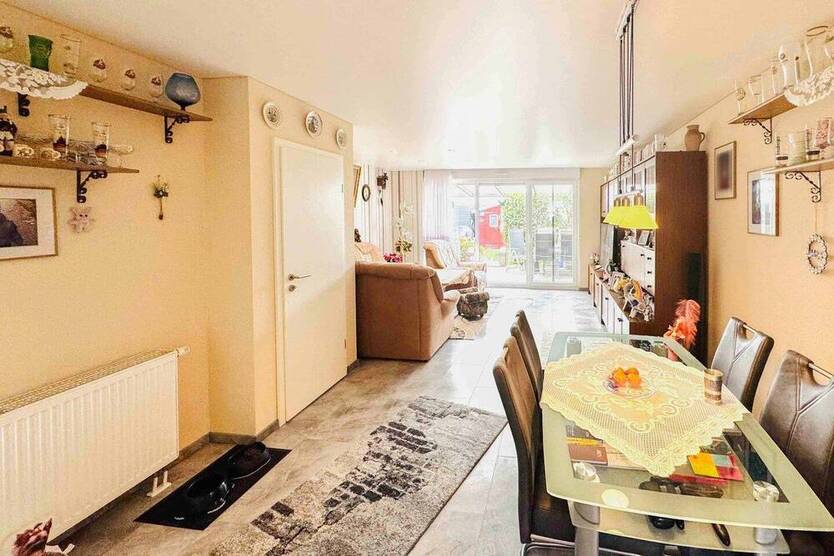 Modernes Reihenmittelhaus mit kleinem Garten und Einzelgarage in Ratingen - KfW 70 Effizienz!