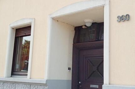 Solides Zweifamilienhaus mit Potenzial in Krefeld-Inrath