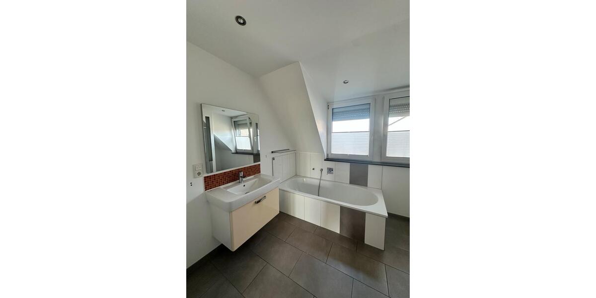 Dachgeschoßwohnung Duisburg Rheinhausen - 2 Zimmer, 72 m&sup2;, 590&euro; | Angebot:25872730