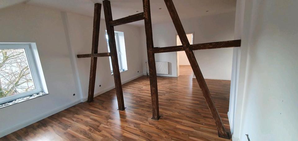 Schöne Dachgeschoss Wohnung mit Einbauküche sofort bezugsfertig 3 zimmer