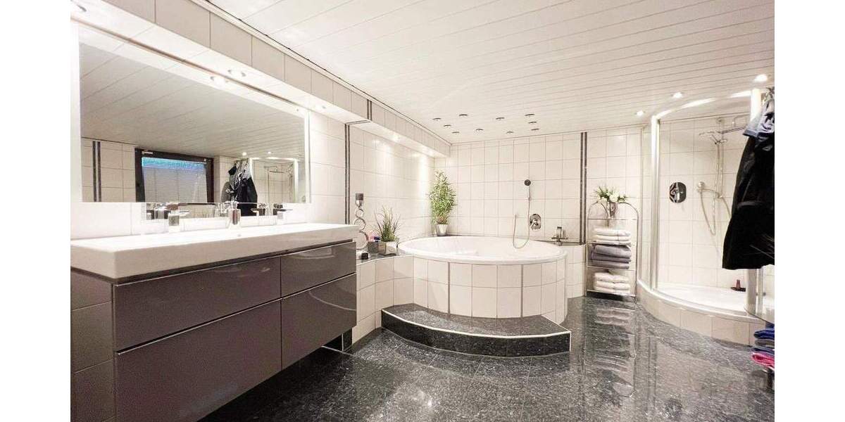 Freistehendes Zwei-Familienhaus mit großem Garten und Garage in DU-Bergheim 7 zimmer