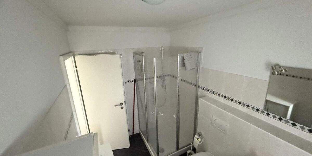 Charmante Doppelhaushälfte mit Hobbyraum, Garagen und idyllischem Garten in Mettmann 1 zimmer