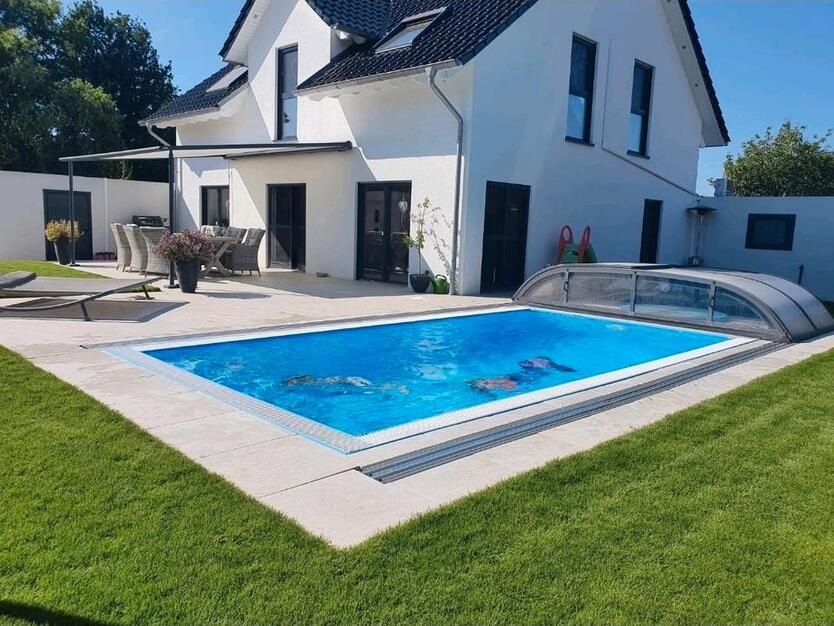 Freistehendes Einfamilienhaus mit überdachtem Pool und Sauna