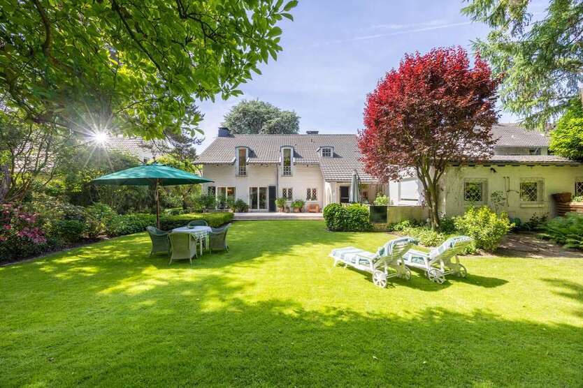 Haus zum Kaufen in Meerbusch 2.290.000 € 323.6 m²