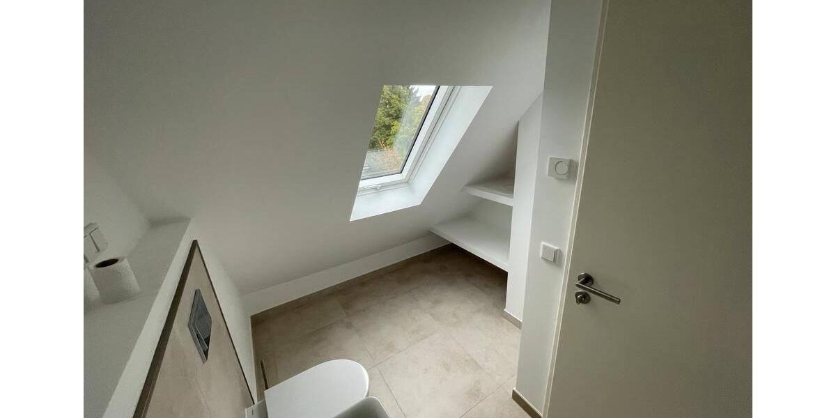 RE: kernsanierte Wohnung ca 85 qm + Dachterrasse 3 zimmer