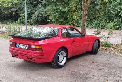 Porsche 944
