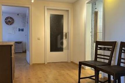 GROßE WOHNUNG MIT BALKON UND ABSTELLKAMMERN 3 zimmer
