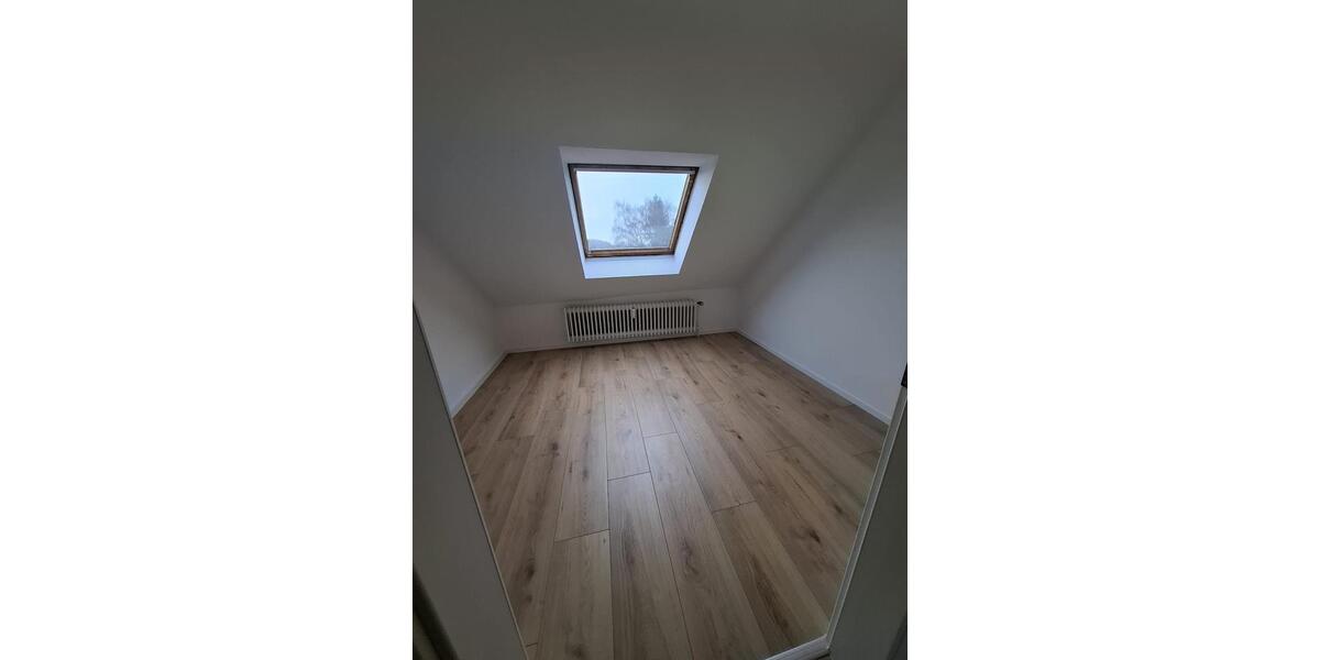 Gemütliche Dachgeschosswohnung in Sanierung – ideal für 2 Personen in ruhiger Lage von Gladbeck 2 zimmer