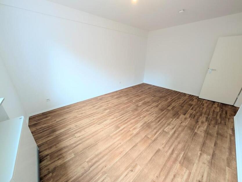 **Was will man mehr? +Balkon +frisch gestrichen +Laminat +modernes Badezimmer** zimmer