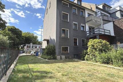 Erdgeschoßwohnung mit alleiniger Gartennutzung und 3 Garagen