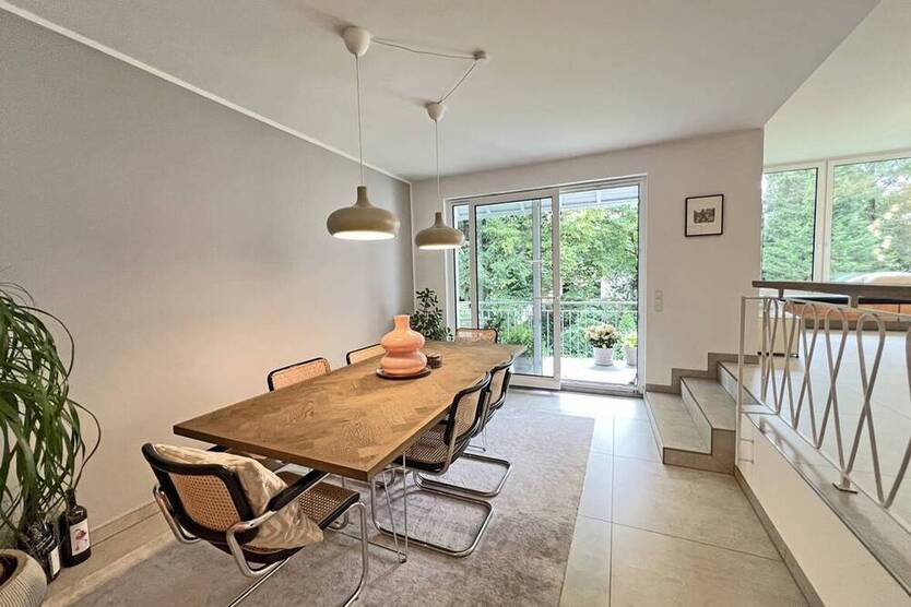 Was für ein schöner Platz! Frisch renovierte 3-Raum-Wohnung mit großem Balkon am Haumannplatz