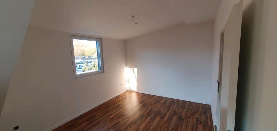 Schöne Dachgeschoss Wohnung mit Einbauküche sofort bezugsfertig 3 zimmer