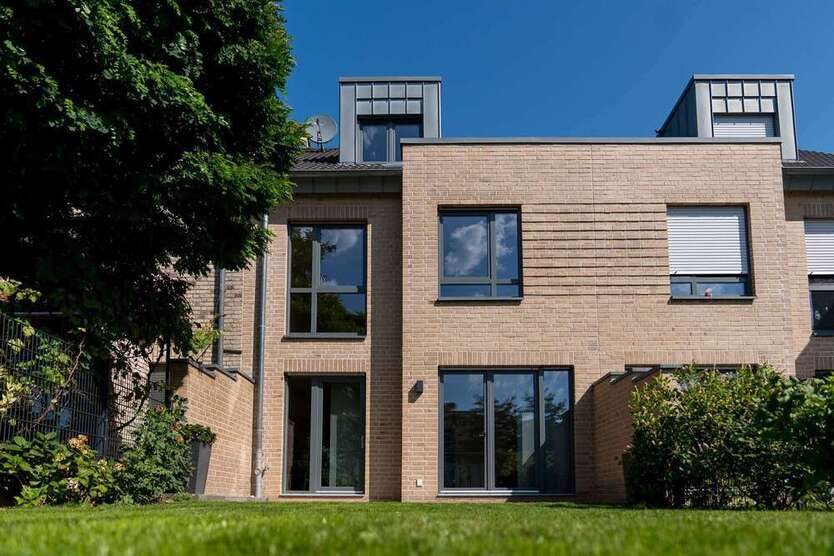 Haus zum Kaufen in Düsseldorf-Urdenbach 1.120.000 € 147 m²