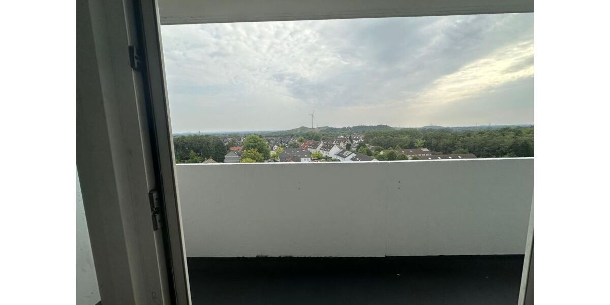 schöne helle sanierte Wohnungen mit Balkon ab sofort! 3 zimmer