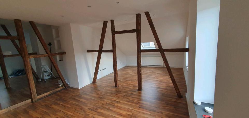 Schöne Dachgeschoss Wohnung mit Einbauküche sofort bezugsfertig 3 zimmer