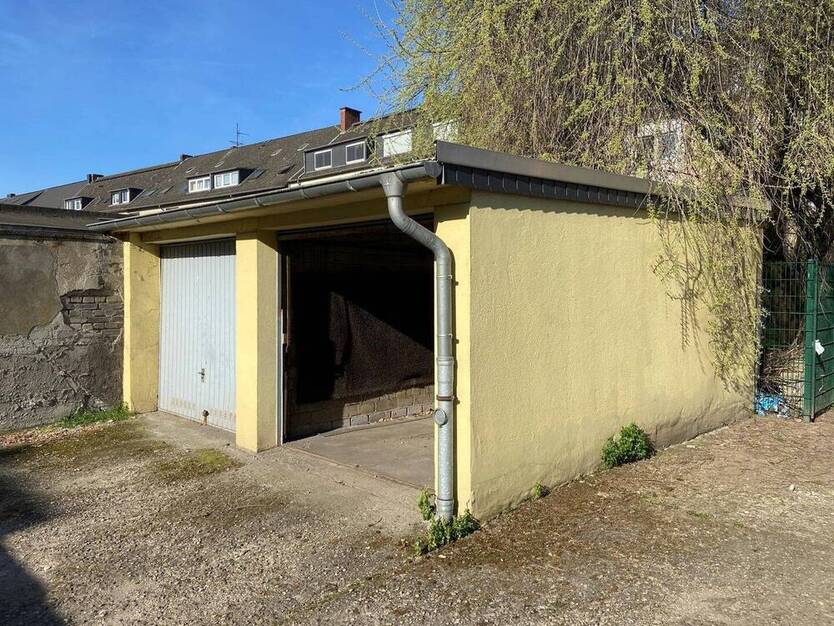 Gepflegtes Mehrfamilienhaus mit 4 Wohnungen 5 Garagen 2 SP