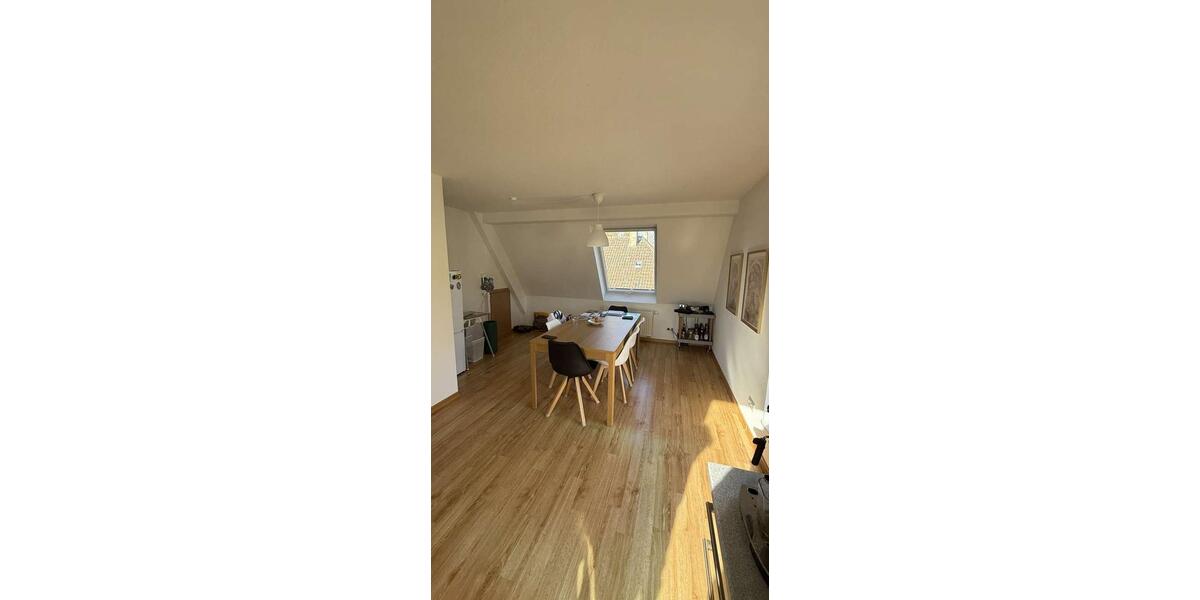 Dachgeschoßwohnung Duisburg Duisburg-Mitte - 4 Zimmer, 93 m&sup2;, 830&euro; | Angebot:26060436