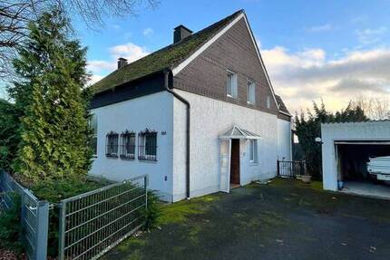 Wohnhaus mit 2 Garagen und Stellplätzen